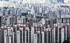 A view of apartment buildings from the top of Mount Namsan in central Seoul, Sunday. Household debts, led by housing loans, are forecast to rise for a fourth consecutive month in July despite tightening measures, as household loans from Korea's five major banks increased by over 300 billion won ($232.7 million) in the month to date. [YONHAP]