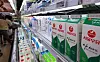 Milk sold at a discount mart in Seoul on Wednesday. Fuel and grocery prices contributed the most in driving up overall consumer price in September. [YONHAP]