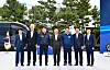 From left; Hyundai Motor Presidents Kong Young-woon, Albert Biermann, Hyundai Motor’s labor union head Lee Sang-soo, Hyundai Motor Group Chairman Euisun Chung, Presidents Ha Eon-tae, Lee Won-hee and Kia Motors President Song Ho-sung pose after President Moon Jae-in’s visit to the carmaker’s Ulsan plant on Oct. 30. [HYUNDAI MOTOR]
