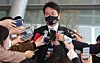 Hanjin Group Chairman Cho Won-tae speaks to reporters in Yeouido, western Seoul, in November, following Korean Air Lines’ announcement to acquire Asiana Airlines. [NEWS1]