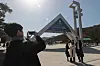 A family takes a photo in front of Seoul National University's main gate in Gwanak District, southern Seoul, during the university's matriculation ceremony in March last year. The university is planning to create a new college for undecided major students in the 2025 academic year. [YONHAP]