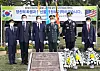 A ceremony unveiling a plaque for 12 graduates of the United States Military Academy who were killed in action during the 1950-53 Korean War takes place at West Point Memorial Park inside the Korea Military Academy (KMA) in Seoul on Friday. From left: Lee Seong-choon, director-general of the Seoul regional office of the Ministry of Patriots and Veterans Affairs; Gen. Choi Byung-hyuk, chief vice president of the KDVA-Korea chapter; Maj. Gen. (Ret.) Lee Seo-young, president of the KDVA-Korea Chapter; Lt. Gen. Kim Jeong-soo, president of the KMA; Major Gen. Patrick Matlock, assistant chief of staff for operations of the United Nations Command, ROK/U.S. Combined Forces Command, and United States Forces Korea; and Han Byung-wook, business team leader of the Korea JoongAng Daily. [PARK SANG-MOON]