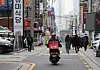 A Yogiyo delivery worker delivering lunch in Gangnam District, southern Seoul, on Dec. 10. Delivery workers have increased as more people are placing orders via food delivery platforms such as Yogiyo or Baemin. Yet their job security has remained unstable, prompting the government to take action in improving platform worker's rights. [YONHAP]