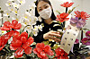 A model promotes natural jade carnation on Wednesday. Galleria Department Store is selling pure jade carnations, a popular gift, ahead of Parents’ Day, which falls on May 8 every year. [YONHAP]
