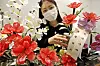 A model promotes natural jade carnation on Wednesday. Galleria Department Store is selling pure jade carnations, a popular gift, ahead of Parents’ Day, which falls on May 8 every year. [YONHAP]