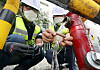 Officials inspect the water pipes and fire hydrant in Gyeyang District in Incheon Monday after larvae-like organisms were found in the city’s tap water. [YONHAP]