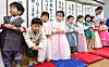 Children wearing hanbok, or traditional Korean clothes, learn how to do sebae, or the traditional deep bow to one's elders, ahead of the Lunar New Year, at the Incheon Hyanggyo Confucian School Yurim Hall in Michuhol District, Incheon, on Wednesday. [YONHAP]