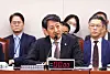 Minister of Industry, Trade and Energy Ahn Duk-geun speaks during a parliamentary audit at the National Assembly in western Seoul on Monday. [YONHAP]