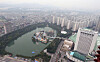 Seokchon Lake around Lotte World in Jamsil. [YONHAP]