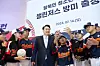 President Yoon Suk Yeol, center, takes a commemorative photo with the Challengers, a baseball team of young North Korean defectors, at a send-off event to the United States at the Blue House in central Seoul on Sunday. [YONHAP]