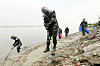 At an estuary of Imjin River in Gimpo, Gyeonggi, on Thursday, marines in protective gear search for land mines that may have washed downstream from North Korea by recent torrential rainfall and flooding.  [YONHAP]