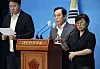 People Power Party (PPP) Rep. Park Sung-joong holds a press conference on the controversy regarding allegations of online manipulation of public opinion on the Daum portal site during the Asian Games at the National Assembly in western Seoul on Wednesday. [YONHAP]