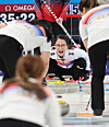 Korean skip Kim Eun-jung, center, calls a play during a game against the United States during the curling round robin tournament at the Beijing Games at the National Aquatics Centre in Beijing on Monday. [YONHAP]