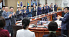 President Yoon Suk Yeol holds a meeting of the Central Disaster and Safety Countermeasure Headquarters, applauding medical staffers for their dedication in the fight against the Covid-19 pandemic at the Yongsan presidential office in Seoul Thursday. [YONHAP]