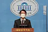 Ahn Cheol-soo, presidential candidate of the minor opposition People's Party, declares he will not join forces with Yoon Suk-yeol of the main opposition People Power Party at a press conference at the National Assembly on Sunday afternoon. [YONHAP]