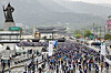 Cyclists ride along Gwanghwamun with Gyeongbok Palace as a backdrop in downtown Seoul on Sunday. The Seoul Bike Festival is the country's biggest bicycle event, hosted by the JoongAng Ilbo and JTBC and sponsored by Seoul's city government. The cyclists began riding at 8 a.m. and traveled 21 kilometers (13 miles), including a stretch along Gangbyeon Expressway, before finishing at World Cup Park in Mapo District, western Seoul. [JUN MIN-KYU]