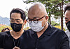 Composer and producer Don Spike enters the Seoul Northern District Court in Dobong District, Northern Seoul, last September for a warrant review requested by the police. [YONHAP]