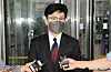 Justice Minister Han Dong-hoon answers questions from reporters as he leaves the government complex in Gwacheon, Gyeonggi on Monday. [YONHAP]