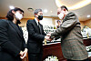 Park Nam-son, right, who headed the situation room run by pro-democracy protesters at the South Jeolla provincial government office in May 1980, offers his condolences to Roh's daughter Roh So-young and son Roh Jae-hyun at former president Roh Tae-woo's funerary altar at Seoul National University Hospital on Wednesday. [PRESS POOL]