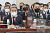 National Defense Minister Lee Jong-sup, left, and Gen. Kim Seung-kyum, chairman of the Joint Chiefs of Staff, right, attend a parliamentary audit hearing on Monday at the National Assembly in Yeouido, western Seoul, to answer questions about North Korean provocations and the Yoon Suk-yeol administration’s North Korea policy. [NEWS1]