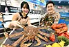 Models promote crabs at the Homeplus Gangseo branch in western Seoul on Thursday. The retailer will hold a Crab Festival, offering customers various types of crabs, such as king crab, lobster and crayfish at discounted prices. The event, which will run through Dec. 23, will be held at all of its branches across the country, as well as online. [YONHAP]