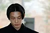 Actor Yoo Ah-in enters the Seoul Central District Court in Seocho District, southern Seoul, on Tuesday morning for his first court hearing on his alleged use of illegal drugs. [NEWS1]