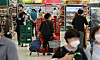 Shoppers at a large-sized supermarket in Seoul on Sept. 23, 2021. The supermarkets and department stores larger than 3,000 square meters (32,300 square feet) nationwide have required vaccine passes since Jan. 10. After over 1,000 doctors and other professionals protested the system, a temporary halt, only at Seoul's large-sized supermarkets and department stores, has been in place since Friday. [NEWS1]