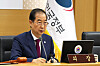Prime Minister Han Duck-soo speaks during a Cabinet meeting at the government complex in Sejong, central South Korea, on Tuesday, via video link with the government complex in Seoul. [YONHAP]