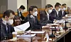 Vice Finance Minister Lee Eog-weon, second from left, raises concern over Evergrande's impact on Korea's financial market during a government meeting held in Seoul on Thursday. [YONHAP]