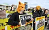 Animal rights advocates on Wednesday urge the National Assembly in Yeouido, western Seoul, to legislate a special law prohibiting dog meat consumption. [NEWS1]