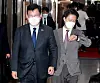 Song Young-gil, left, chairman of the ruling Democratic Party, enters the National Assembly in Yeouido, western Seoul, on Tuesday to attend a leadership meeting. [OH JONG-TAEK]