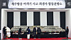 Visitors pay respect and express their condolences at a memorial altar for victims of the deadly Jeju Air crash in central Seoul on Jan. 5. [YONHAP]