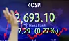 A screen in Hana Bank's trading room in central Seoul shows the Kospi closing at 2,693.10 points on Monday, down 7.29 points, or 0.27 percent, from the previous trading day. [NEWS1]