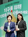 Environment Minister Han Wha-jin, left, and McDonald's Korea CEO Kim Ki-won pose for a photo after purchasing coffee in tumblers at the McDonald's Coex chain in Gangnam District, southern Seoul, on Friday. [NEWS1]