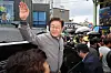 Democratic Party presidential candidate Lee Jae-myung greets people at a market in Sokcho, Gangwon, on May 3. [YONHAP]