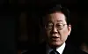 Democratic Party Chairman Lee Jae-myung stands in front of the Seoul Central District Prosecutors' Office on Friday. This is his third appearance at the prosecutor's office for questioning this year. [YONHAP]