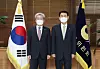 Financial Services Commission (FSC) Chairman Koh Seung-beom, left, and Financial Supervisory Service (FSS) Governor Jeong Eun-bo pose for a photo after a meeting on Thursday, their first meeting since the two took office. The heads of the financial regulators vowed to strengthen cooperation in household debt management and initiatives related to risks of financial digitization. [FINANCIAL SERVICES COMMISSION]