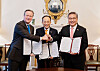 Finance Minister Choo Kyung-ho, center, Foreign Minister Park Jin, right, and British Foreign Secretary David Cameron pose for a photo during a signing ceremony of the Strategic Development Partnership in London. [NEWS1]