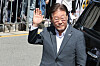 Democratic Party leader Lee Jae-myung appears at the Suwon District Prosecutors' Office in Suwon, Gyeonggi, on Tuesday. [YONHAP]