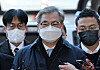 Suh Hoon, former director of the Blue House National Security Office (NSO), is surrounded by reporters at the Seoul Central District Court on Dec. 2. [JOINT PRESS CORPS]