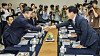 Interior and Safety Minister Yoon Ho-jung, left, shakes hands with Rep. Shin Jeong-hoon, chair of the National Assembly’s Interior and Safety Committee, during a meeting at the National Assembly in western Seoul on Sept. 2. [YONHAP]