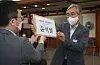 Lee Suk-joon, a key aide to former Prosecutor General Yoon Seok-youl, right, submits Yoon's presidential candidate application to the National Election Commission on Monday. [NEWS1]