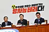 Democratic Party leader Lee Jae-myung, center, speaks at a party meeting in western Seoul on Monday. [KIM HYUN-DONG]