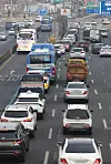 Cars on the streets of Seoul on Thursday. [YONHAP]