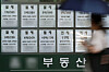 Monthly rent prices are posted at a real estate agency in downtown Seoul on Sept. 12. [NEWS1]