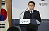 Unification Ministry spokesman Yoh Sang-key delivers a regular press briefing at the Central Government Complex in central Seoul on Sunday. [YONHAP]