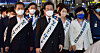 Democratic Party (DP) Chairman Lee Jae-myung, center, greets members of the public leaving Seoul to enjoy Chuseok with their families last Thursday at Yongsan Station in central Seoul. [YONHAP]