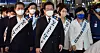 Democratic Party (DP) Chairman Lee Jae-myung, center, greets members of the public leaving Seoul to enjoy Chuseok with their families last Thursday at Yongsan Station in central Seoul. [YONHAP]