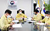 Minister of Trade, Industry and Energy Lee Chang-yang, center, holds a meeting reviewing the damage from the heavy rain at the Seoul government complex on Tuesday. [MINISTRY OF TRADE, INDUSRY AND ENERGY]