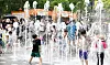 Kids splash around in the water at a fountain in Gwanghwamun Square in central Seoul on May 4, as the midday temperature in Seoul rose to an early summer-like weather. [NEWS1]